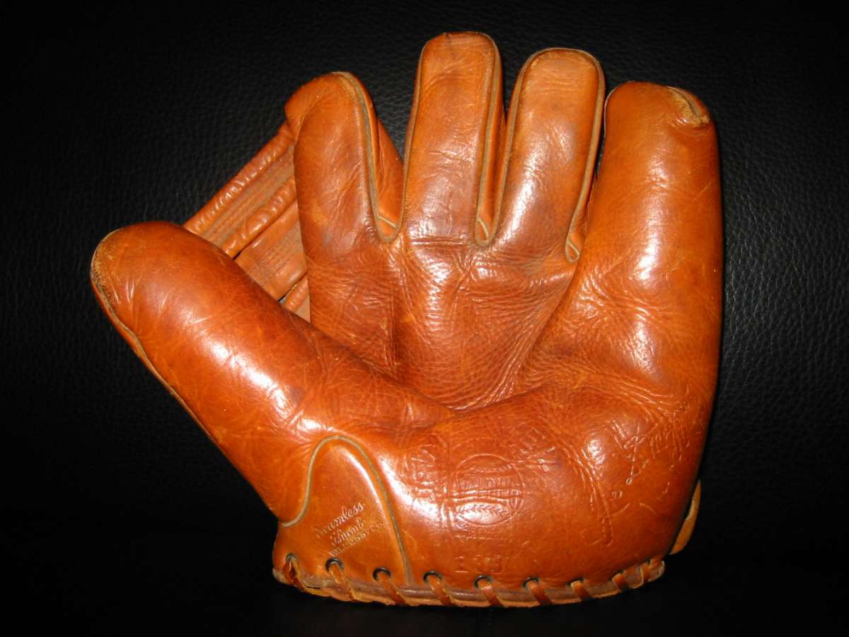 Joe DiMaggio Spalding 133 Front Joe DiMaggio Gloves Baseball Glove